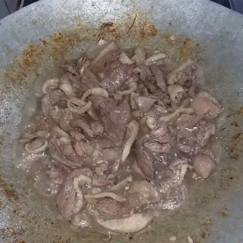 Step 3 Marinate and stir-fry the goose meat Stir-fried goose