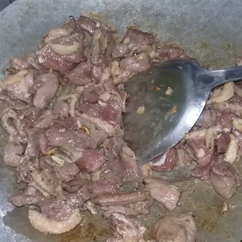 Step 3 Marinate and stir-fry the goose meat Stir-fried goose