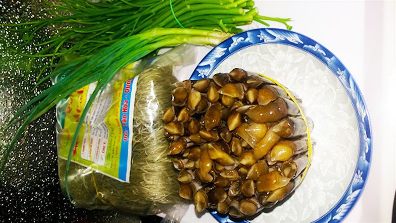 Ingredients for stir-fried razor clams with glass noodles