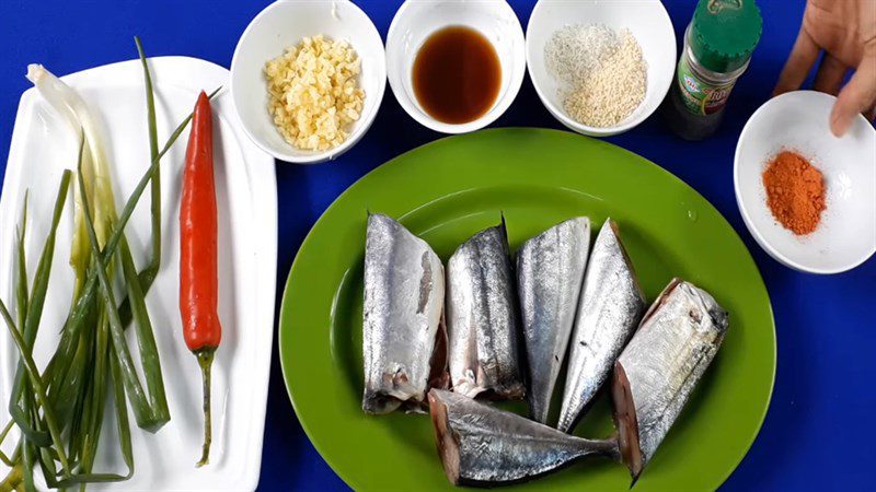 Ingredients for grilled mackerel with garlic and chili