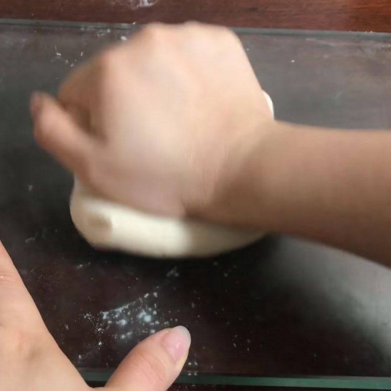 Step 2 Kneading the dough for the bread with a thick crust using an air fryer