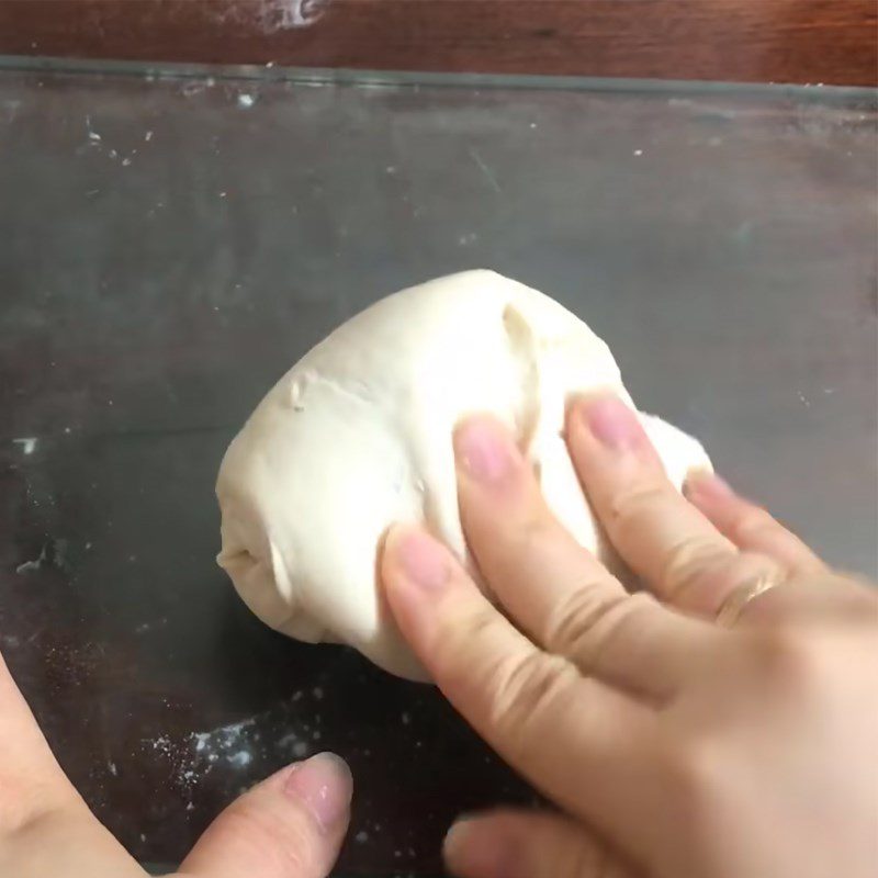 Step 2 Kneading the dough for the bread with a thick crust using an air fryer