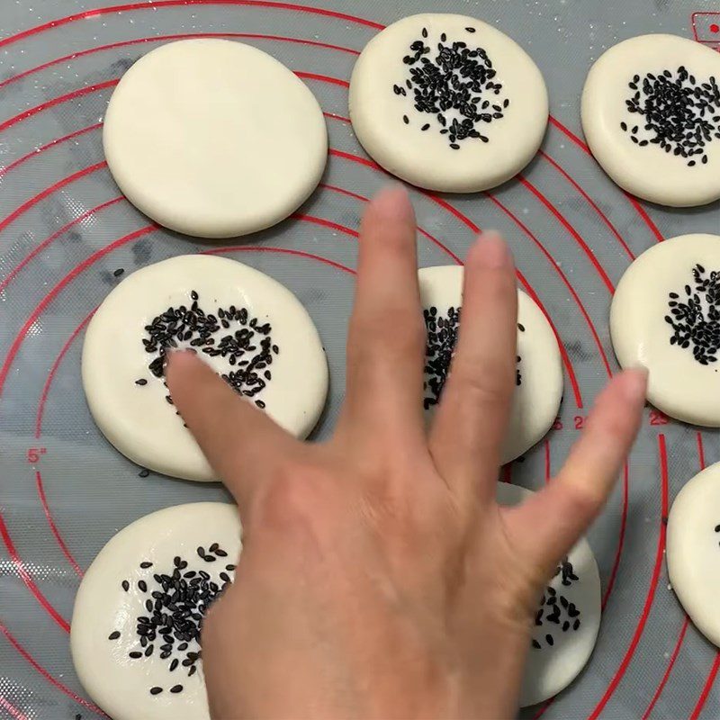 Step 2 Knead and shape the glutinous rice cakes