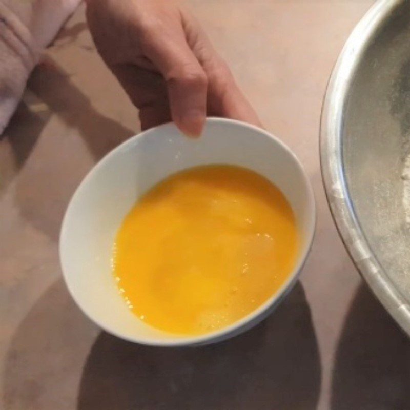 Step 3 Kneading dough for shrimp-filled rose dumplings