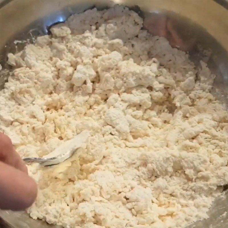 Step 3 Kneading dough for shrimp-filled rose dumplings