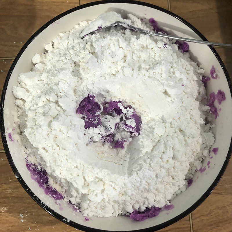 Step 2 Stuffing the dough and shaping Fried sweet potato cake (recipe shared by a user)