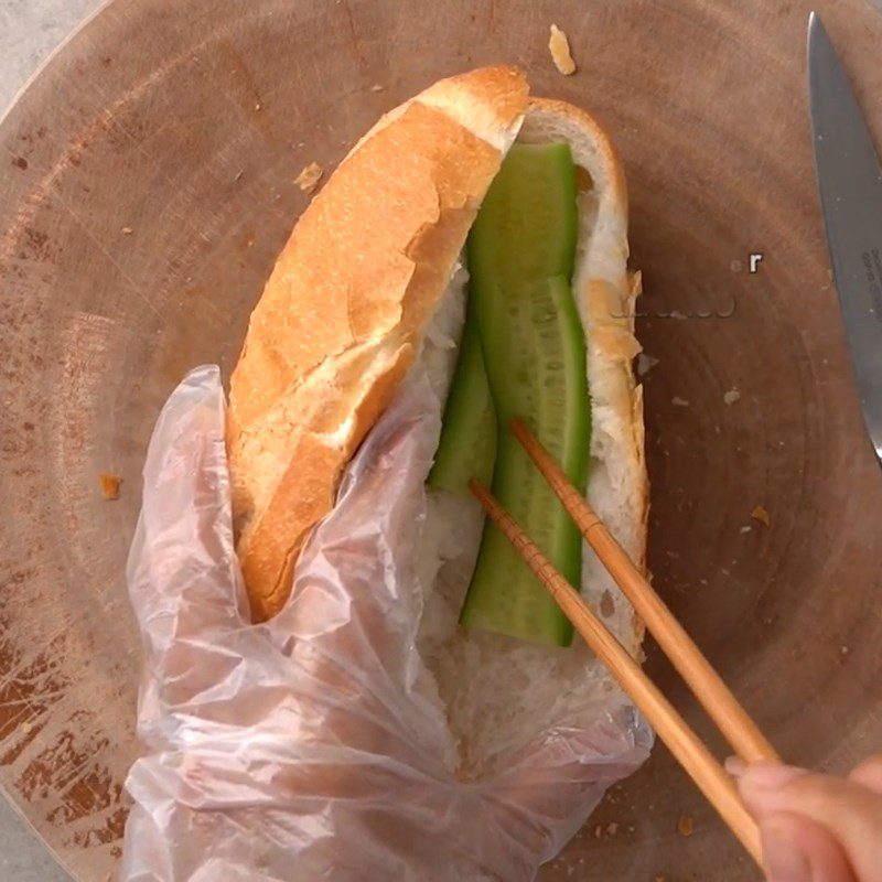 Step 5 Stuffing the bread with grilled beef