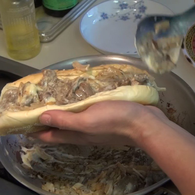 Step 3 Stuffing the sandwich Beef stir-fried sandwich