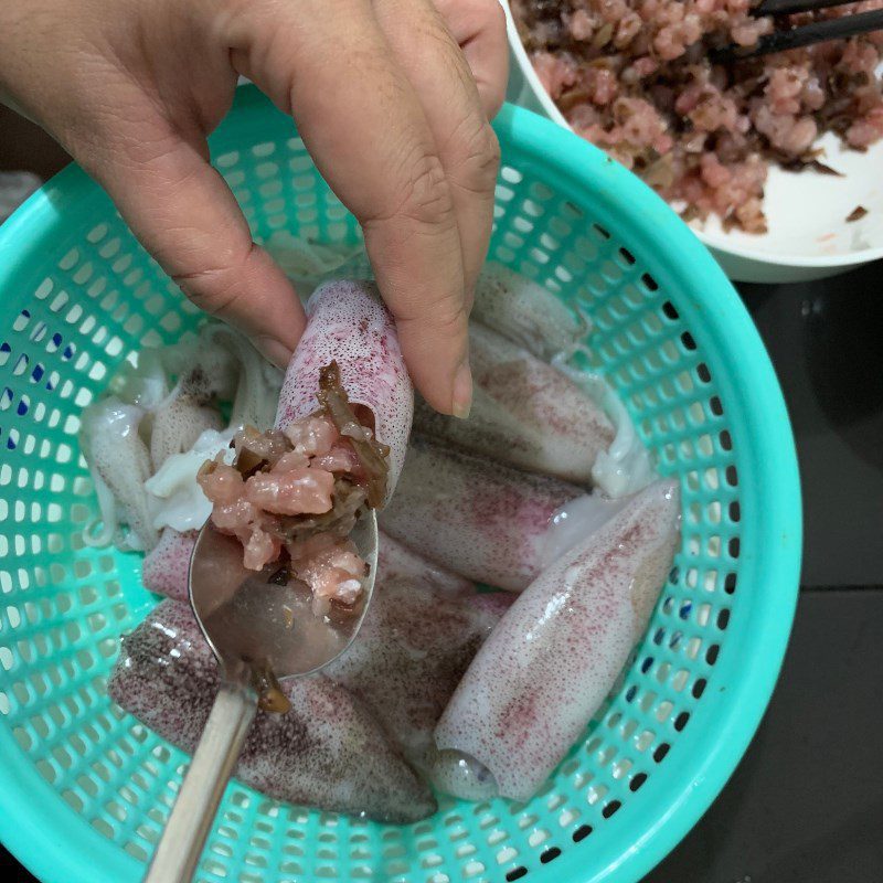 Step 3 Stuff the filling into the squid Stuffed squid fried with tomato sauce