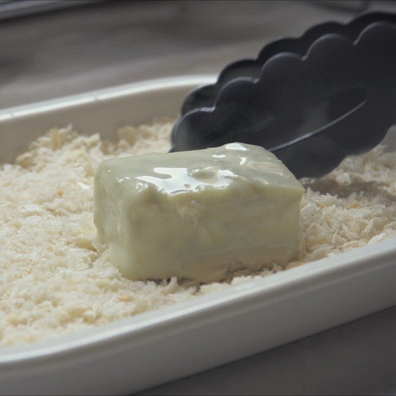 Step 4 Dip the cake in the flour Fresh milk fried with green tea flavor