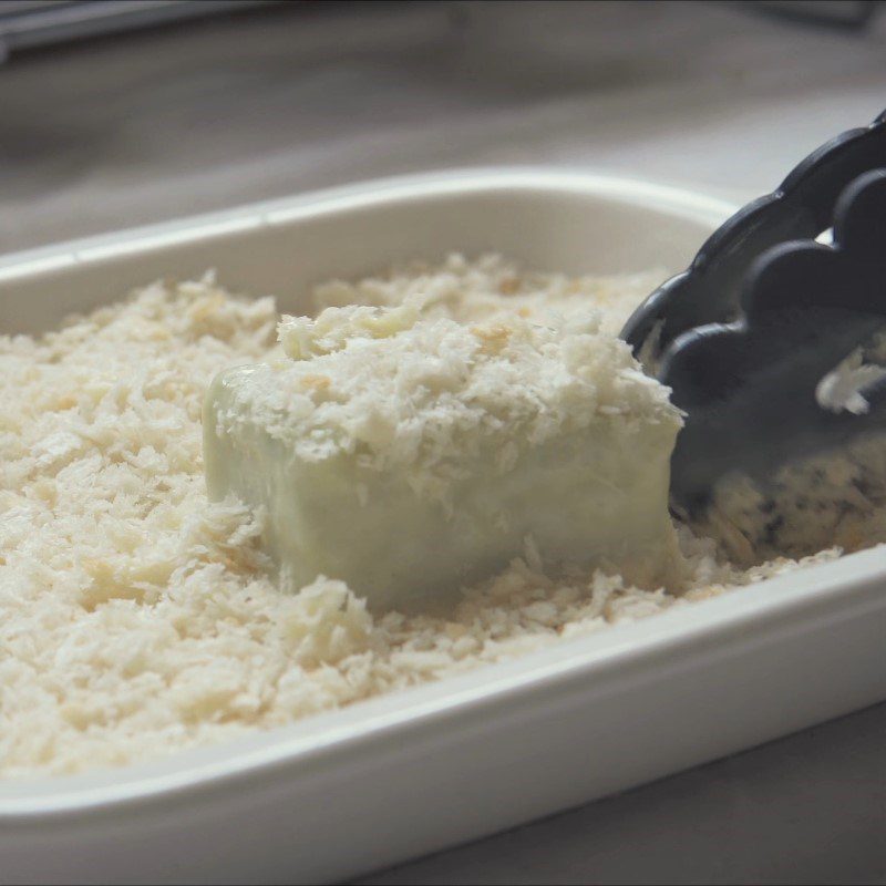 Step 4 Dip the cake in the flour Fresh milk fried with green tea flavor