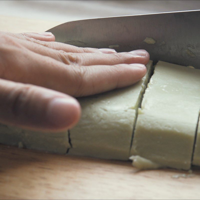 Step 4 Dip the cake in the flour Fresh milk fried with green tea flavor