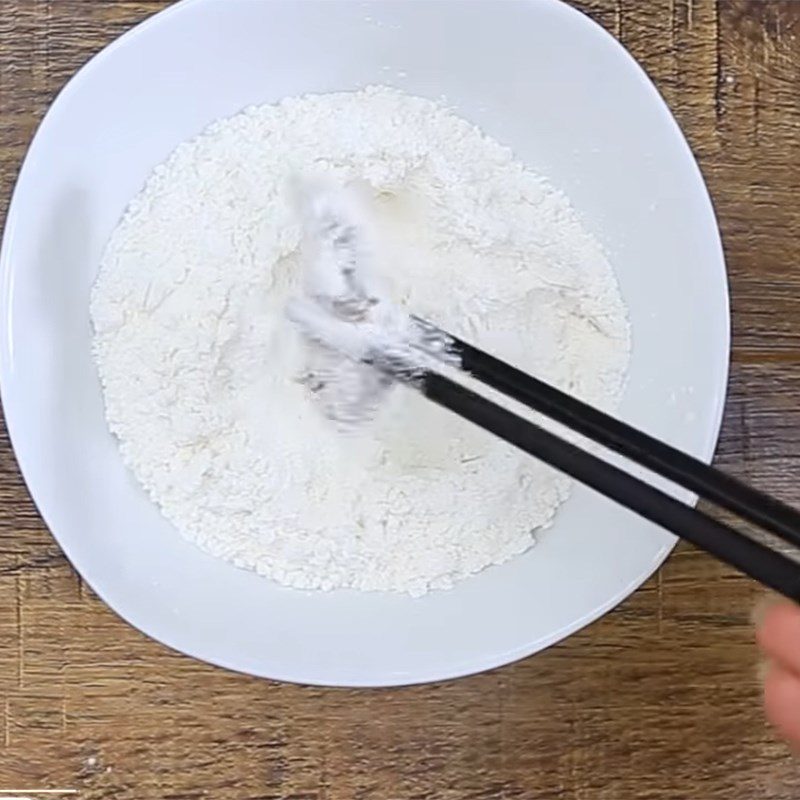 Step 2 Dipping flour and frying ribs Fried five-spice ribs