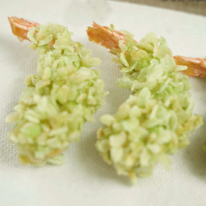 Step 3 Dip the batter and fry the shrimp Fried shrimp with pounded rice using flour