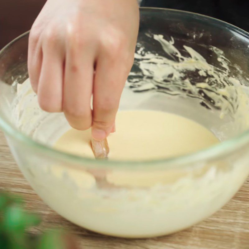 Step 3 Dip the batter and fry the shrimp Fried shrimp with pounded rice using flour