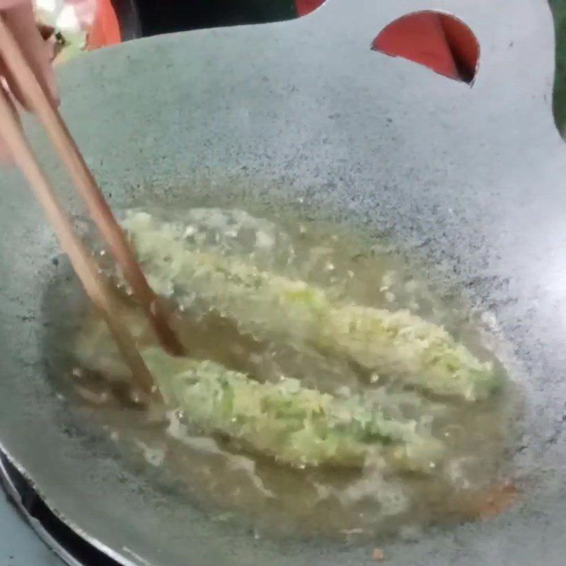 Step 2 Dip the fish in flour and fry the fish Fried fish eggs