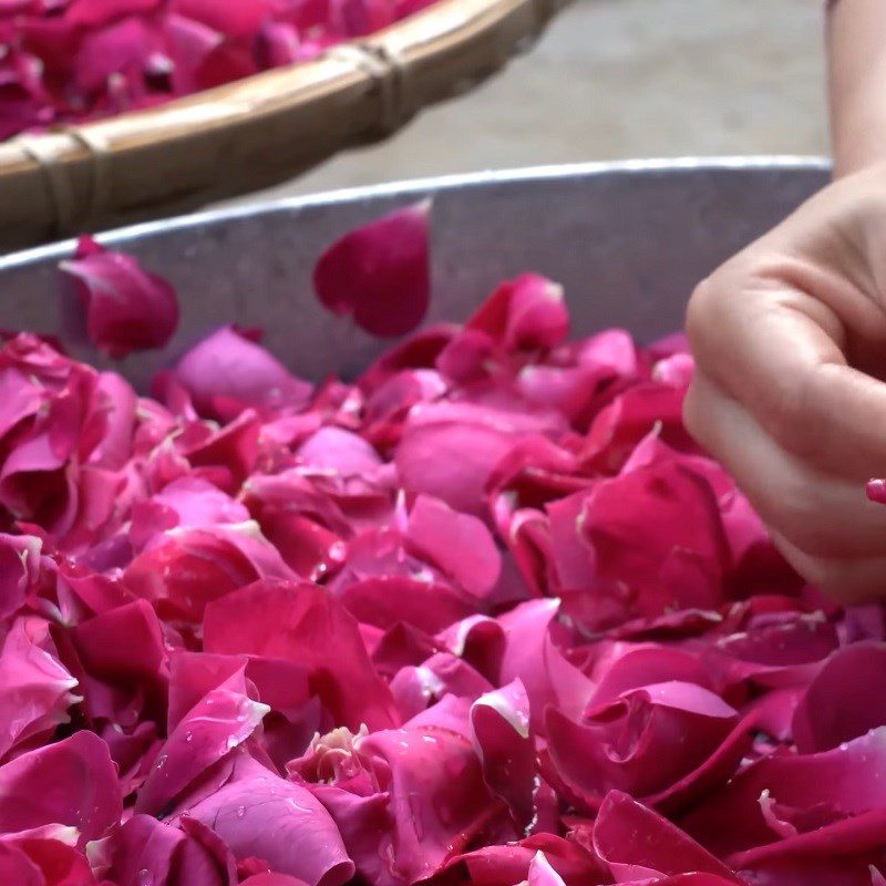 Step 2 Dip the rose petals in the fried rose mixture