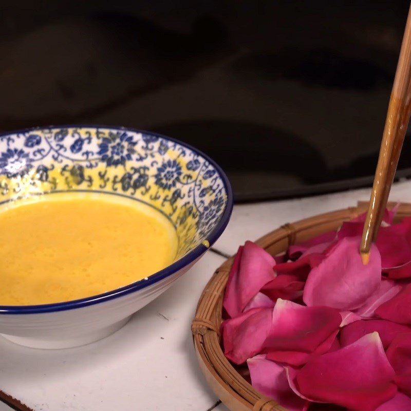 Step 2 Dip the rose petals in the fried rose mixture