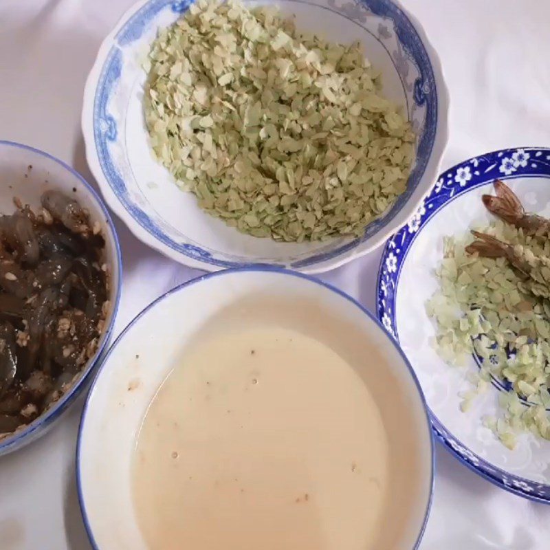 Step 3 Dipping shrimp in batter for fried shrimp with crispy flour