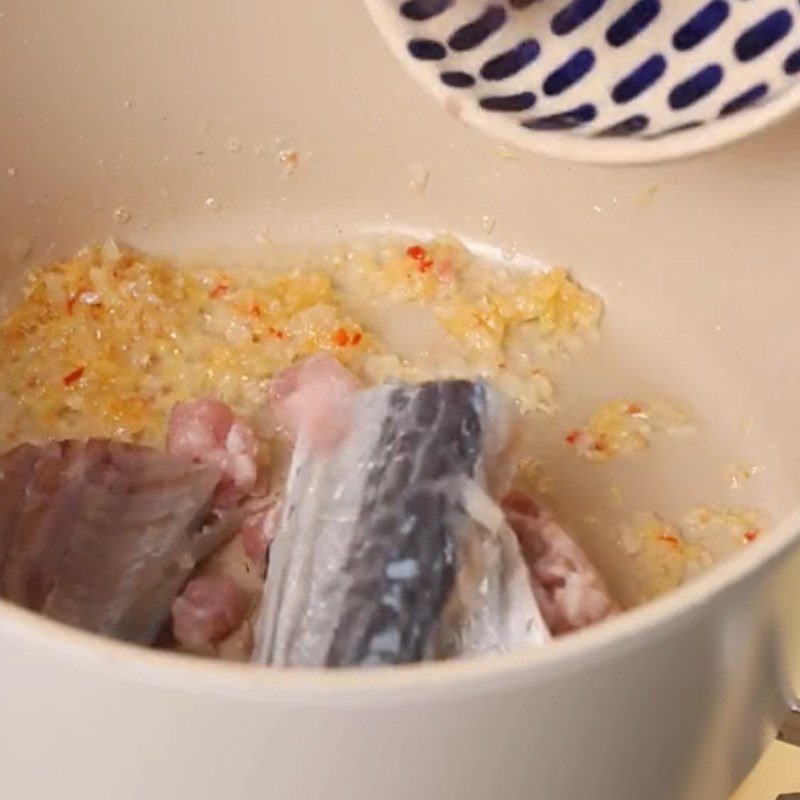 Step 3 Simmering meat and fish Fish dipping sauce