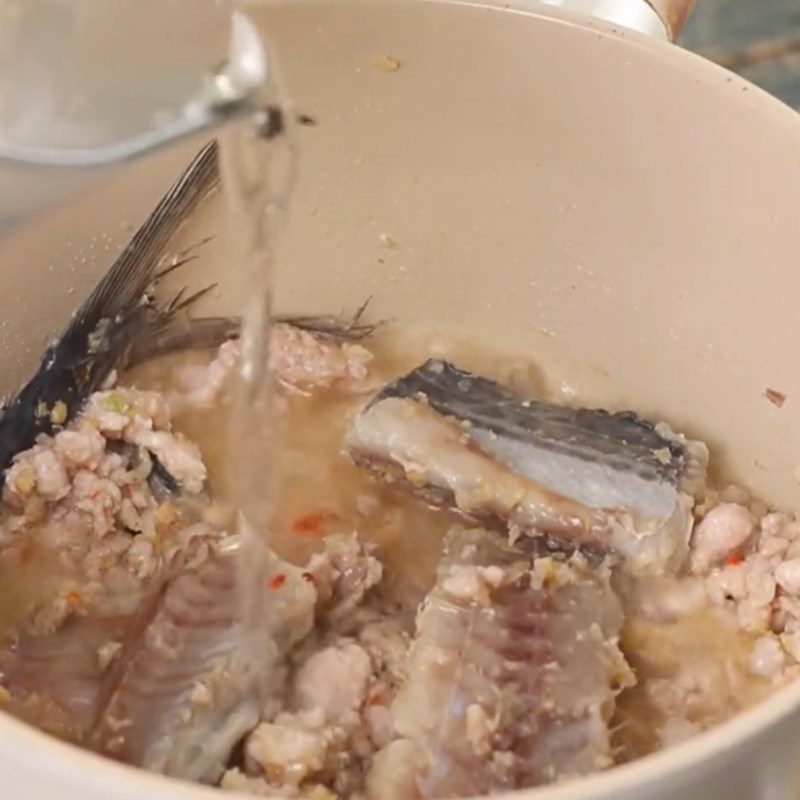 Step 3 Simmering meat and fish Fish dipping sauce