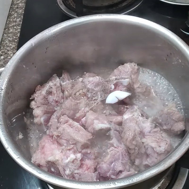 Step 3 Simmer the bones for banana flower soup