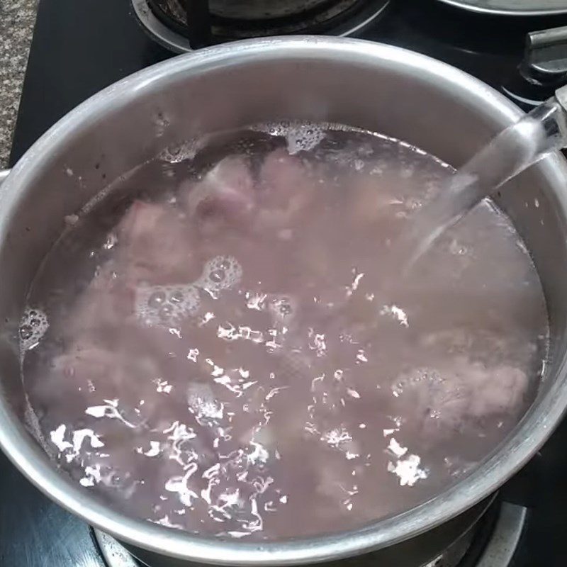 Step 3 Simmer the bones for banana flower soup