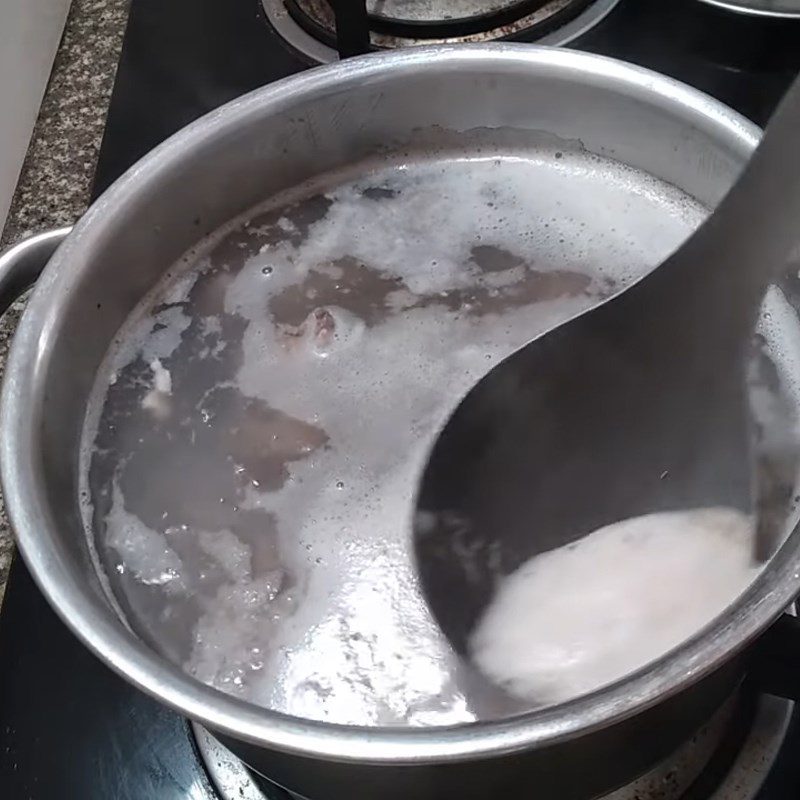 Step 3 Simmer the bones for banana flower soup