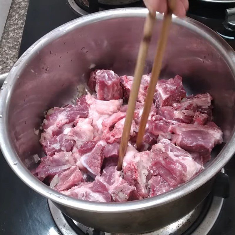 Step 3 Simmer the bones for banana flower soup