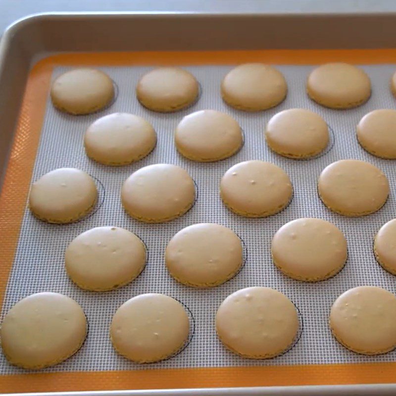 Step 4 Baking the cake Lemon macaron with flour