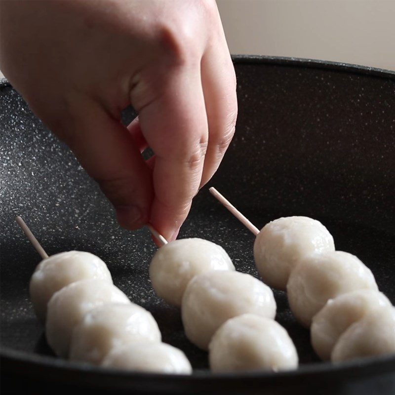 Step 4 Grill the cakes Japanese grilled rice cake - Mitarashi dango