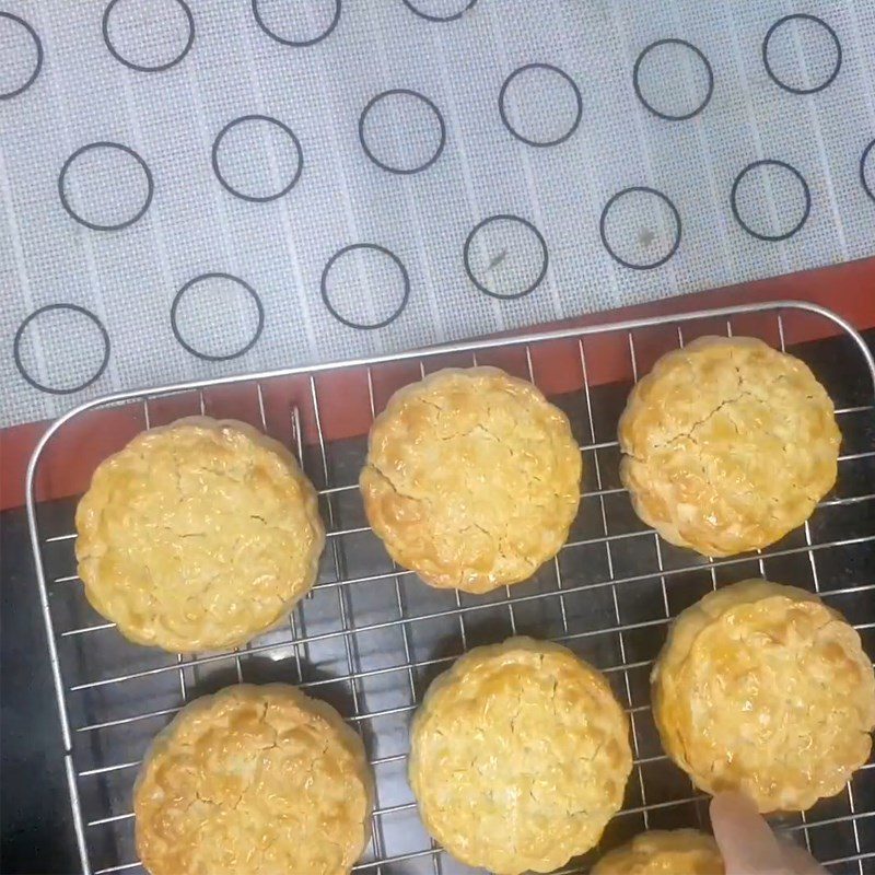 Step 7 Baking the cake Mooncake for diabetics with lotus seed filling