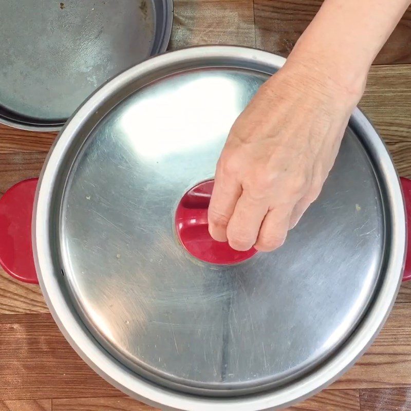 Step 6 Baking the cake with a rice cooker Mid-Autumn cake with mixed fillings using a rice cooker