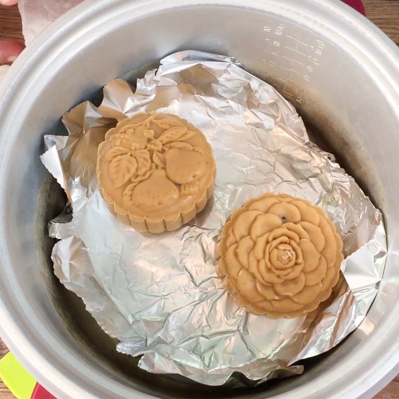 Step 6 Bake the cake using a rice cooker Mooncake made with a rice cooker