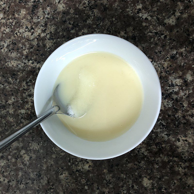 Step 2 Toast the bread for the first time and make the milk sugar sauce for butter sugar dried bread