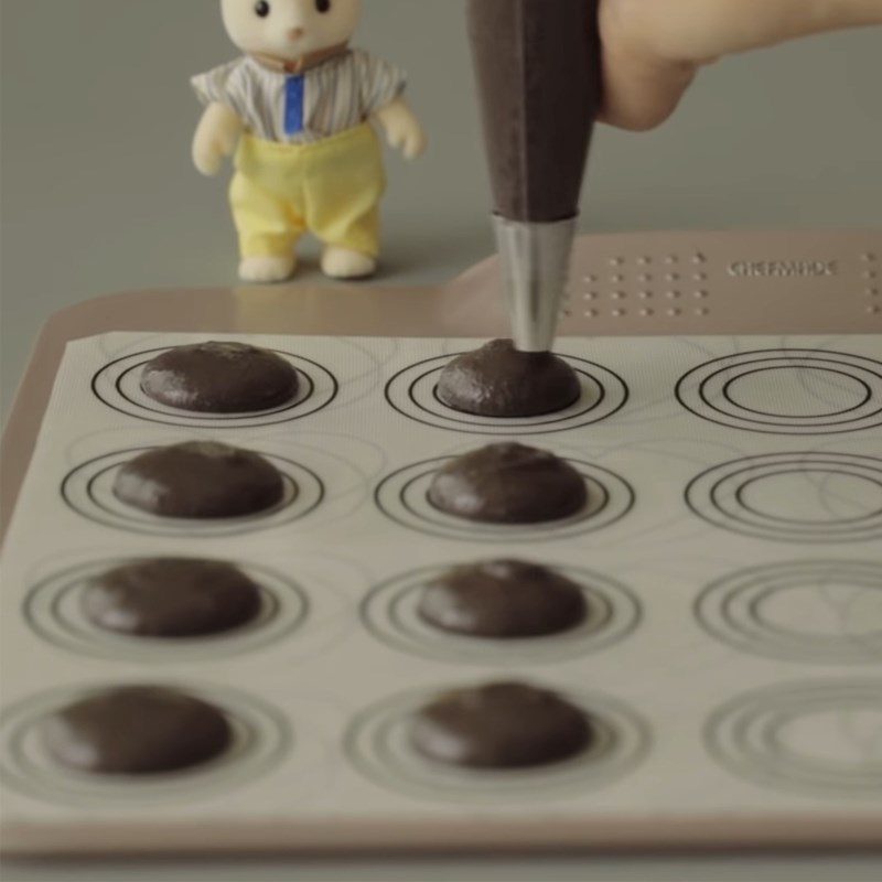 Step 3 Bake the two layers of cake shell of Oreo macaron cake