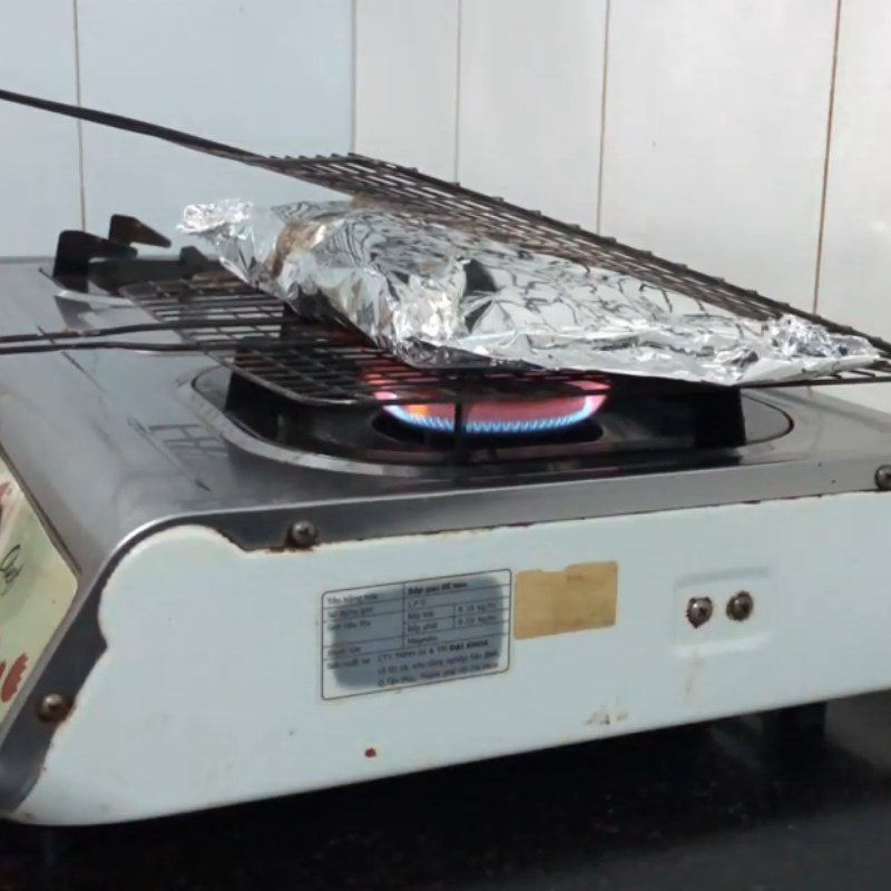 Step 3 Grilling the fins Grilled salmon fins in aluminum foil