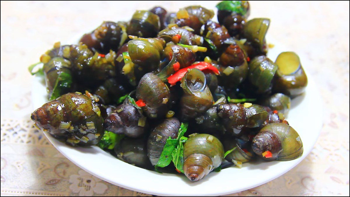 Stir-fried rice snails with lemongrass and chili