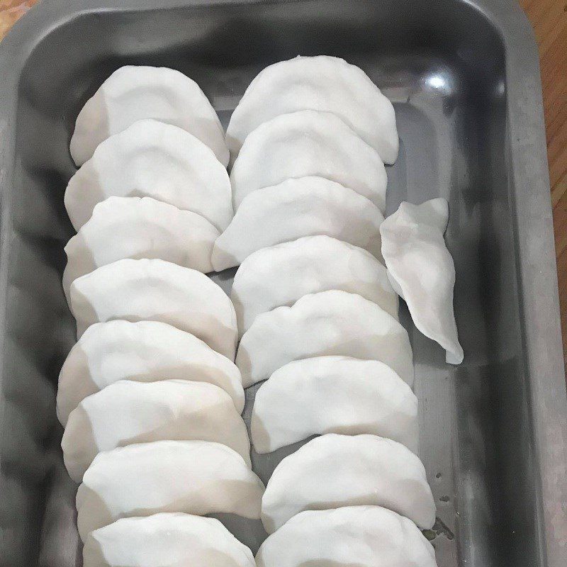 Step 3 Shaping Bánh bột lọc with mung bean filling