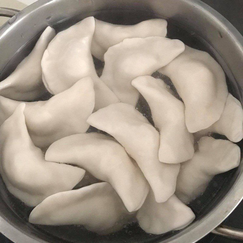 Step 4 Boiling Bánh bột lọc with mung bean filling