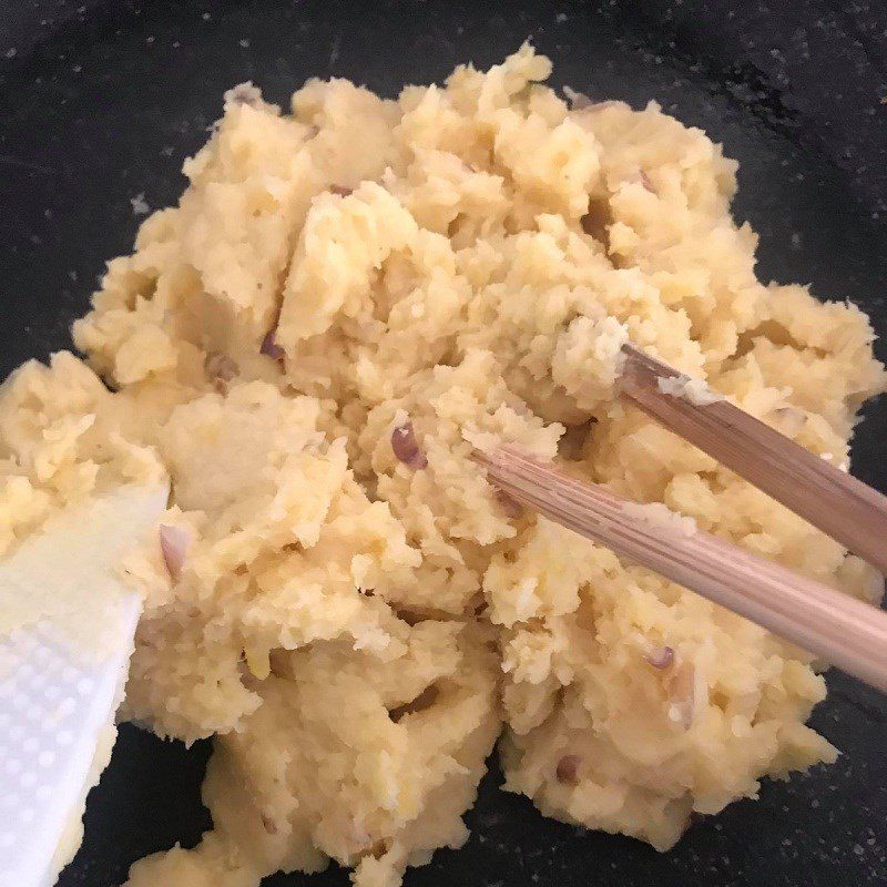 Step 2 Sautéing the filling for green bean filling tapioca cake