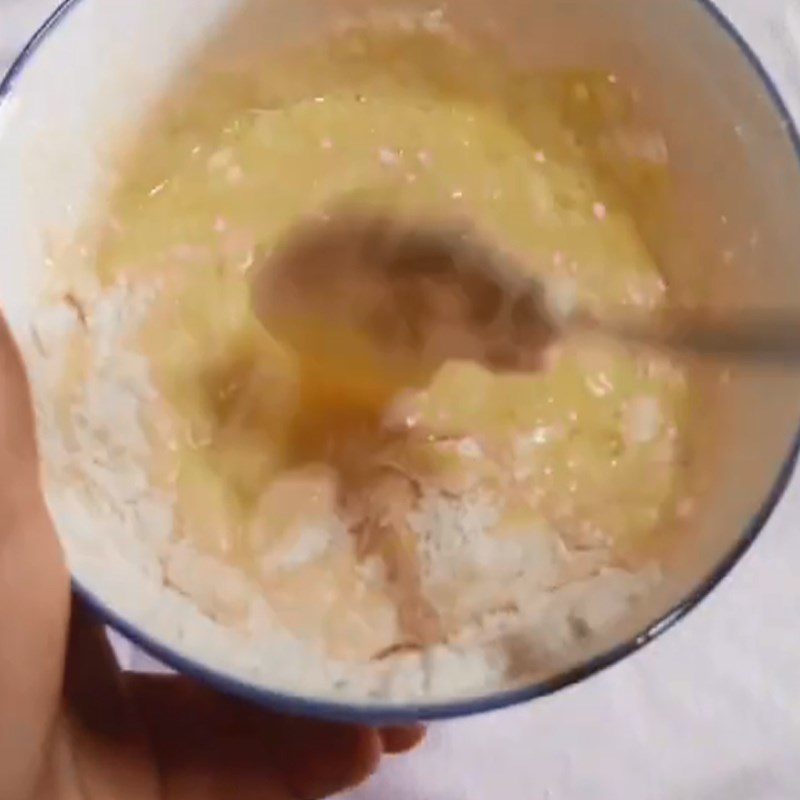 Step 2 Mixing the batter for fried shrimp with crispy flour