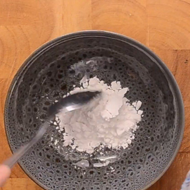 Step 2 Mix the batter for Singapore-style Fried Oysters with Egg