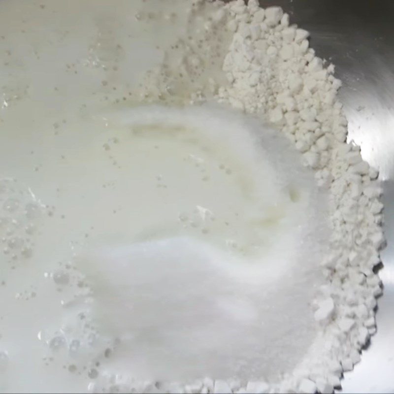 Step 1 Dissolve cassava flour with milk Kuzumochi milk