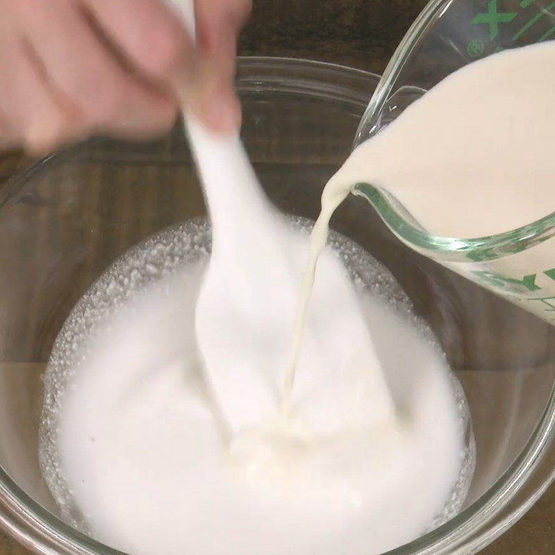 Step 2 Mix the cassava starch with milk for Matcha Kuzumochi