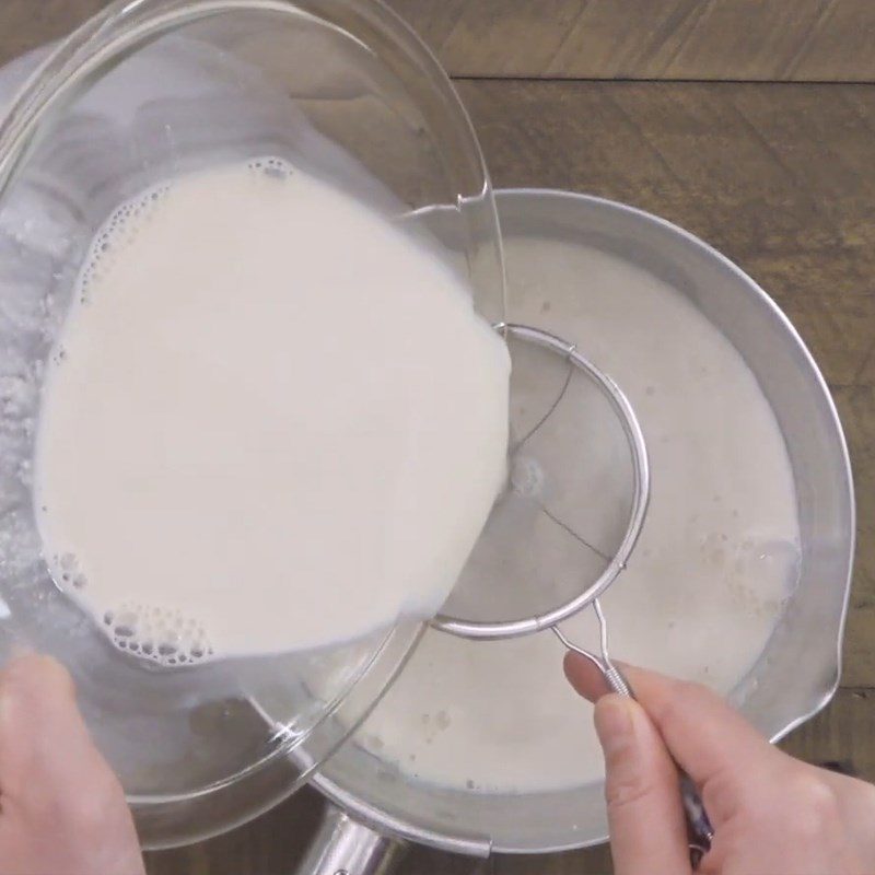 Step 2 Mix the cassava starch with milk for Matcha Kuzumochi