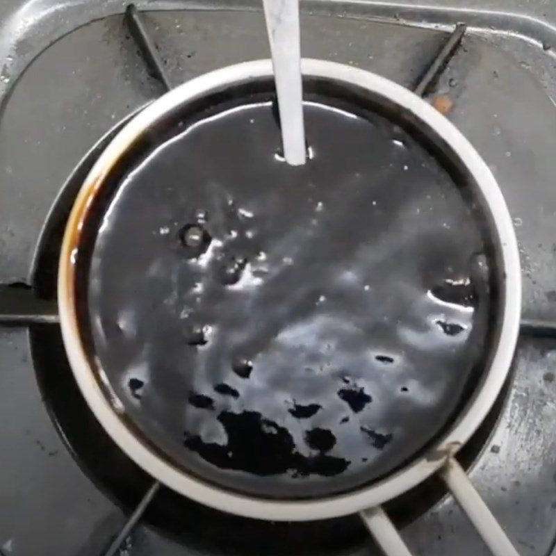 Step 1 Mix the powder and cook the sương sáo Fresh Sương Sáo with Milk