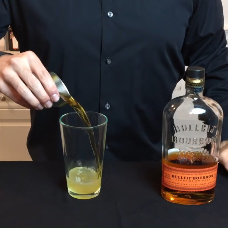 Step 1 Shake cocktail in the Cocktail Whisky Sour shaker