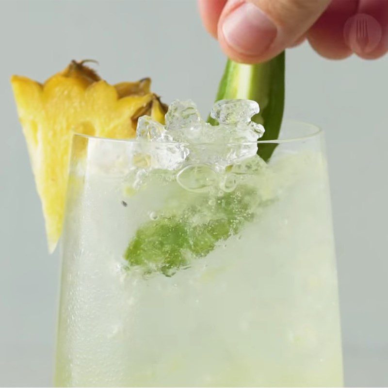 Step 2 Mixing the cocktail and garnishing Gin Tonic kiwi pineapple