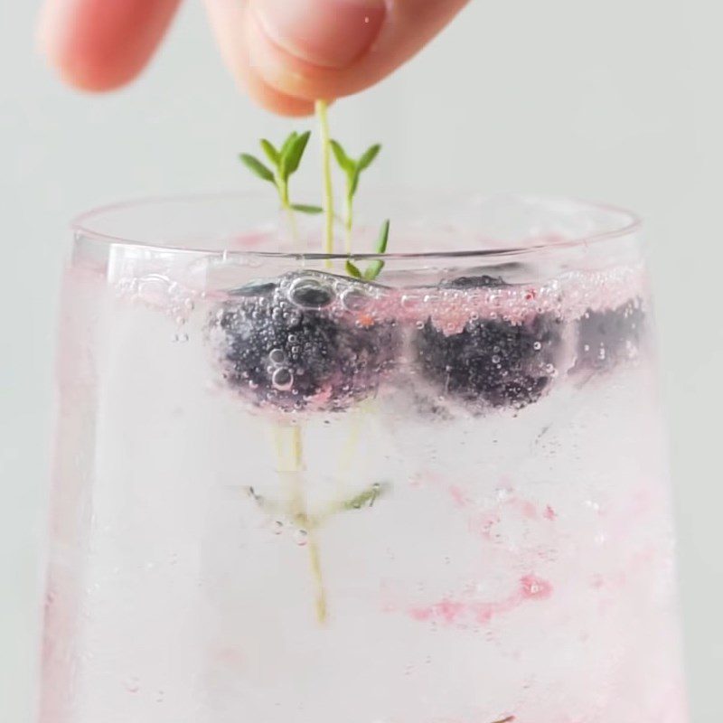 Step 2 Mix cocktail and decorate Blueberry Thyme Gin Tonic